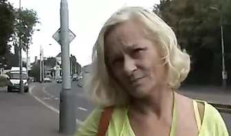 Пикапер потрахался со старой женщиной на свежем воздухе, у которой не было секса 10 лет