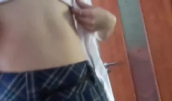 Молодая рыжая сучка делает минет своему соседу по квартире