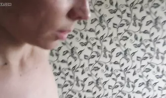 Русская баба раздевается и моет голая полы