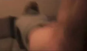 Девушка в черных чулках отдается раком на диване в киску