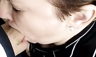 Парень ебет зрелую подругу в пизду раком у своей машины от первого лица