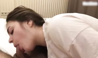 Минет и влагалищный секс от первого лица на постели со сводной сестрой