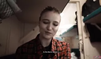 Блондинка сосет хуй в вагоне