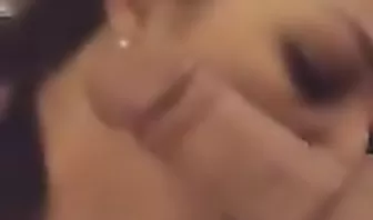 Разговаривает по телефону и сосет член