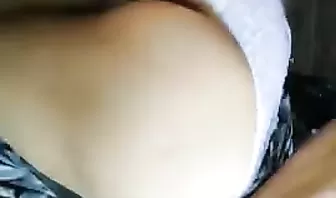 Замужняя мамка встала раком перед другом семьи и отдалась в пизденку прямо во дворе